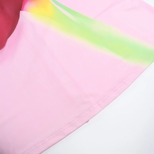 Dettaglio del vestito a fiori rosa con orlo a doppia cucitura e trama del tessuto
