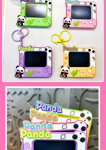Detailopname van kleurrijke panda tekenbord sleutelhangers in diverse kleuren