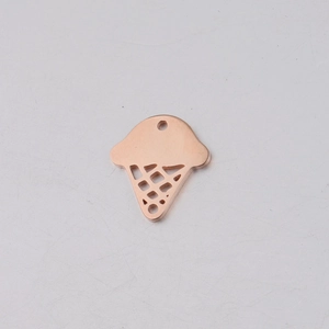 Detail van roségouden ijsje bedel met opengewerkt patroon voor DIY-sieraden maken