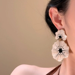 Vintage ginkgo flower drop earrings with cream petals and golden metallic details