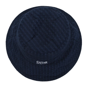 Chapeau bob bleu marine minimaliste avec tissu texturé et broderie One élégante