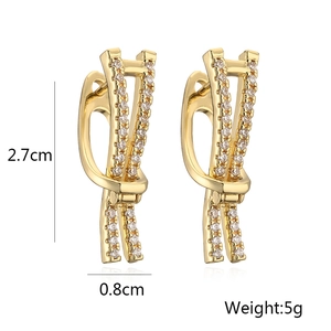 Detailansicht der 18K vergoldeten Zirkonia-Ohrringe mit Maßen 2,7 cm x 0,8 cm und 5 g Gewicht