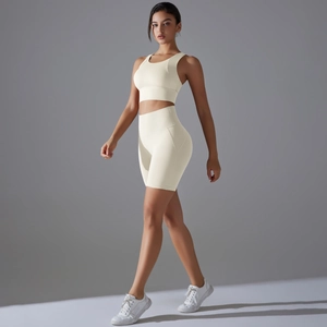 Dettaglio del set yoga crema con reggiseno sportivo e pantaloncini a vita alta
