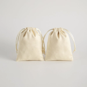 Zwei cremeweiße Flanellbeutel mit Kordelzug für Schmuck und Geschenkverpackungen