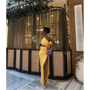 Robe en satin jaune à une épaule avec découpe à la taille et fente haute sur la jambe