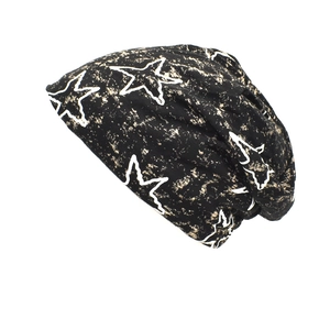 Détail du bonnet noir avec contour d'étoile blanche et texture tachetée dorée élégante