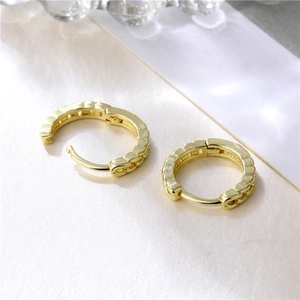 Orecchini a cerchio placcati in oro 18K con design a onde strutturato per donna elegante