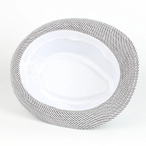 Détail de l'intérieur du chapeau Fedora montrant l'étiquette 58 cm et le tissu en mélange