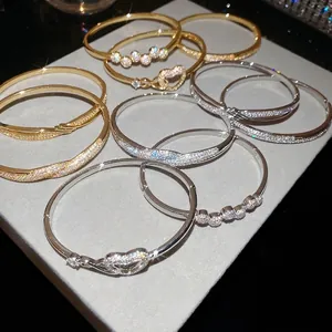 Bracelets élégants plaqués or 18K avec zircons et motifs géométriques sur boîte à bijoux