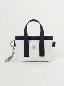 Dettaglio della mini borsa in tela con manici blu scuro e chiusura in metallo argento