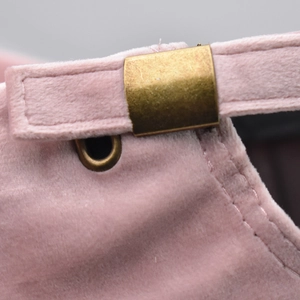 Detail van de roze fluwelen baseballpet met verstelbare metalen gesp in vintage stijl