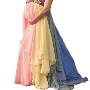 Détail d'une robe de maternité en tulle coloré avec plusieurs couches de résille arc-en-ciel