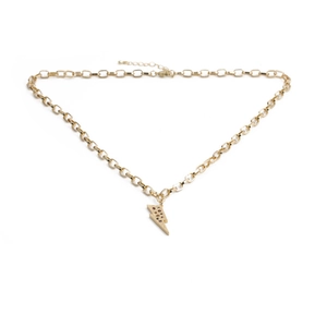 Détail du collier chaîne dorée avec pendentif éclair coloré et fermoir de qualité