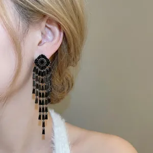 Eleganti orecchini geometrici neri a nappa lunga con strass scintillanti per donna