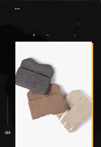 Détail de la maille côtelée et du revers des bonnets épais pour l'automne et l'hiver