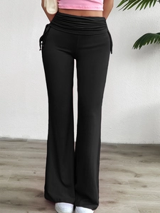Détail du pantalon évasé noir taille haute avec taille froncée et cordons de serrage latéraux