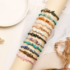 Set mit 11 handgefertigten Naturkristall-Armbändern mit unregelmäßigen Perlen und Gummiband