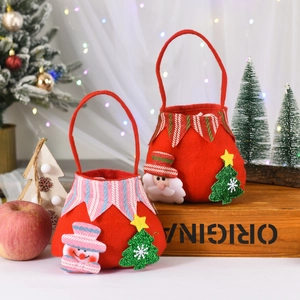 Weihnachtliche rote Filztasche für Süßigkeiten und Geschenke mit niedlichem Schneemann Design.