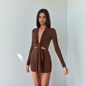 Abito corto sexy a maniche lunghe con scollo a V profondo in maglia marrone caffè