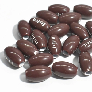 Gros plan de perles de rugby en acrylique marron avec coutures blanches pour DIY