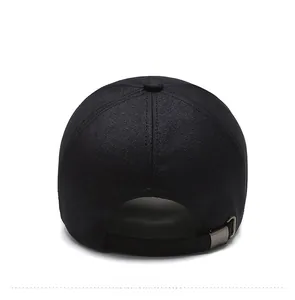 Vue détaillée de l'arrière de la casquette de baseball noire avec boucle en métal