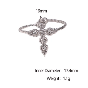 Vue détaillée de la bague croix argentée avec dimensions 16mm de hauteur et 17,4mm de diamètre