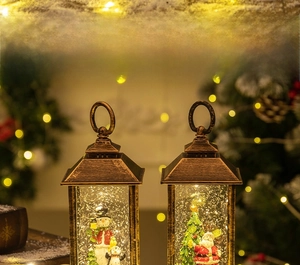 Détail de lanternes de Noël vintage en bronze avec scènes de Père Noël et de bonhomme de neige