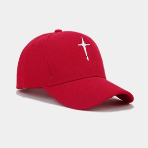 Détail d'une casquette en coton sergé rouge avec broderie étoile blanche dense