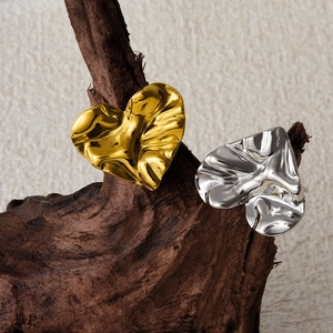 Adjustable 304 stainless steel heart rings with pleated texture in gold and silver finish