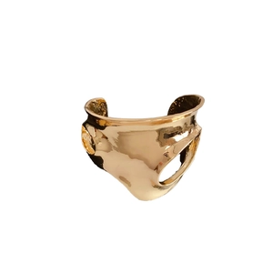 Bracelet manchette doré au design géométrique ajouré irrégulier avec structure ouverte