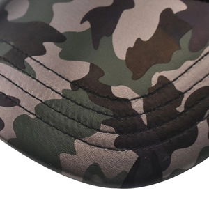Détail du bord de casquette camo en PU imperméable avec quatre rangées de coutures