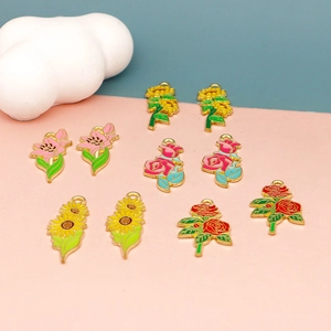 Detailansicht bunter Emaille-Blumenanhänger mit Sonnenblumen- und Rosendesigns