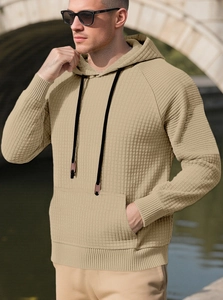 Nahaufnahme von beigem Waffelstrick-Hoodie für Herren mit Kängurutasche und Texturdetails