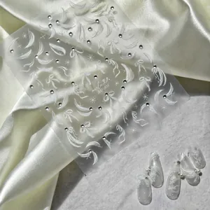 Detalle de pegatinas de uñas MS-305 con lazos blancos, estrellas y pedrería brillante