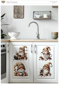 Détail de stickers gnomes thème café appliqués sur un meuble de cuisine blanc minimaliste