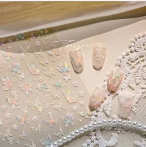 Vue détaillée d'autocollants pour ongles papillons avec motifs floraux nacrés