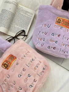 Sac cabas mignon en peluche avec broderie 'you are loved' et texture douce