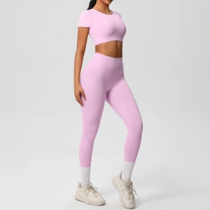 Détail de l'ensemble de yoga rose deux pièces avec crop top ergonomique et legging taille haute