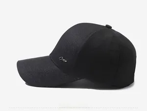Dettaglio laterale del cappello da baseball nero con logo in metallo argentato
