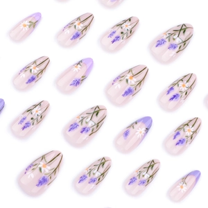 Unghie finte a mandorla viola french con motivi floreali di lavanda e margherite dipinti