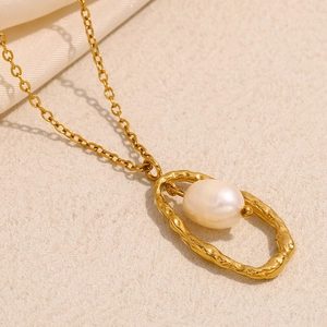 Détail du pendentif ovale irrégulier plaqué or 18K avec une perle blanche intégrée