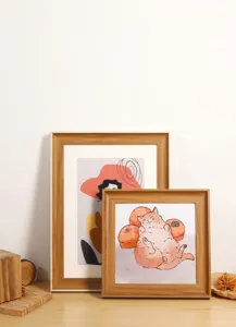 Détail de cadres photo vintage en bois avec illustrations classiques sur bois