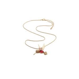 Collier colibri doré avec pierre rouge et ailes en diamants sur fond blanc épuré