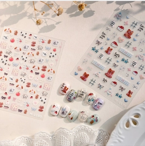 Détail macro des stickers à ongles chiots M-1178 et M-1180 avec motifs d'animaux mignons