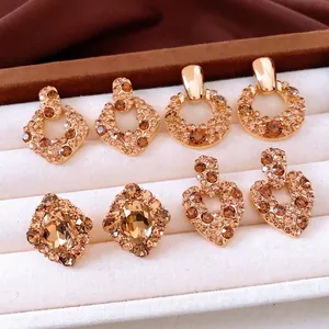 Set di quattro paia di orecchini vintage dorati con zirconi in varie forme geometriche