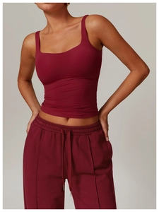 Détail du débardeur de yoga bordeaux à encolure carrée et de son pantalon de sport assorti