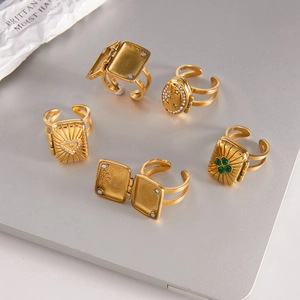 Detailansicht des 5-teiligen Gold-Tarot-Medaillon-Ring-Sets mit Herz- und Kleeblatt-Anhängern