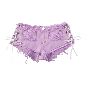 Dettaglio di pantaloncini di jeans viola con bordi sfrangiati e lacci laterali