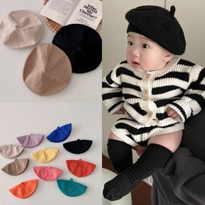 Berretti in maglia per neonati in vari colori con modella che indossa il cappello viola