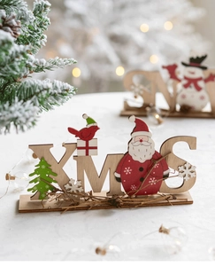 Détail d'un ornement de table XMAS en bois peint à la main avec Père Noël et décorations
